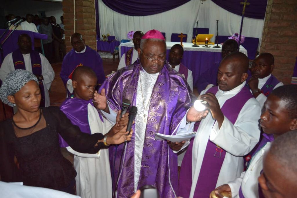 Picture of Bishop Martin Mtumbuka leads the faithful in commending Ephraim's soul to the Lord