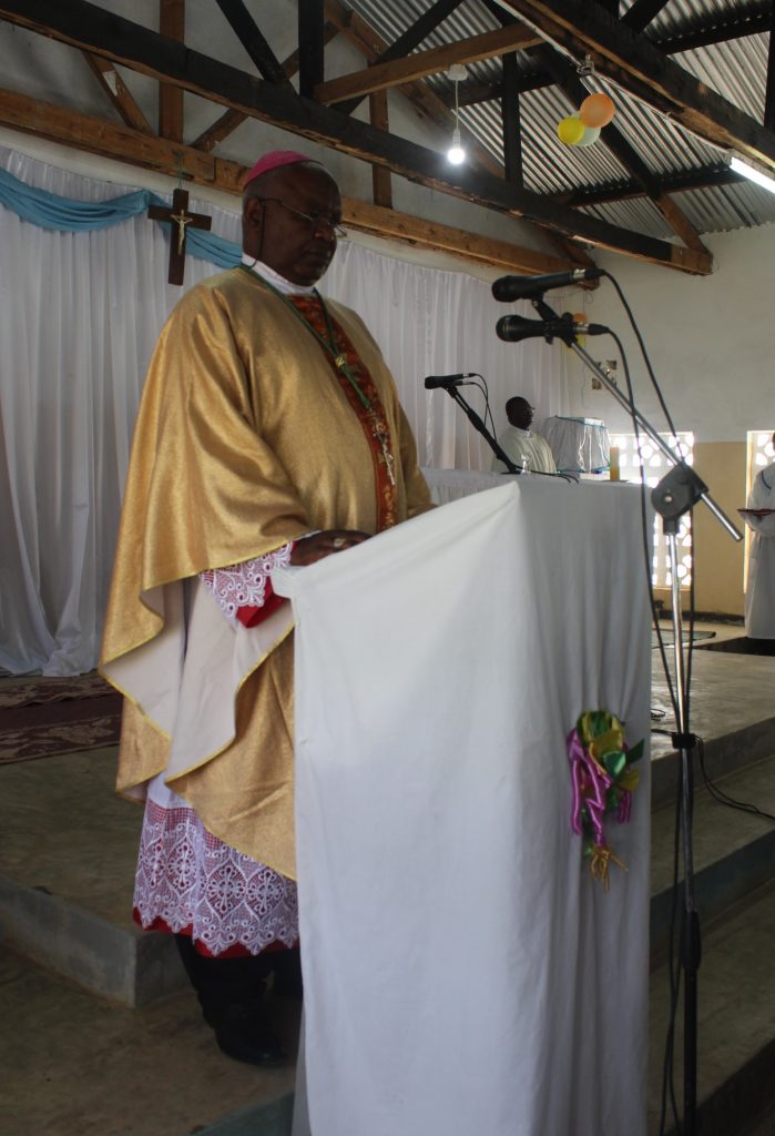Bishop Mtumbuka donates to Ntchowo Primary School