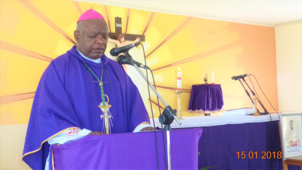 Picture of Bishop Mtumbuka leads the faithful in celebrating the life of Bishop Zuza 