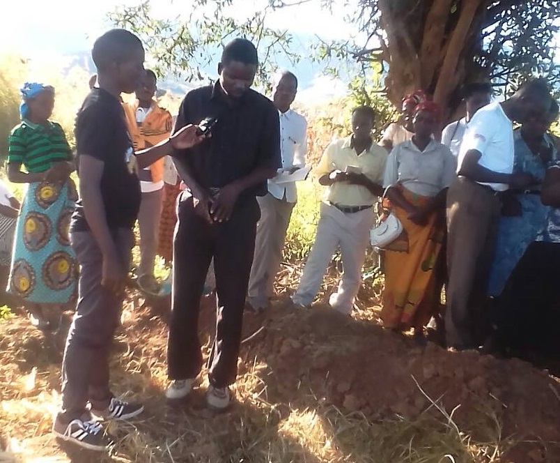 Farmers testifying the importance of manure in maize production as Adams Mwenelupembe of TFM captures