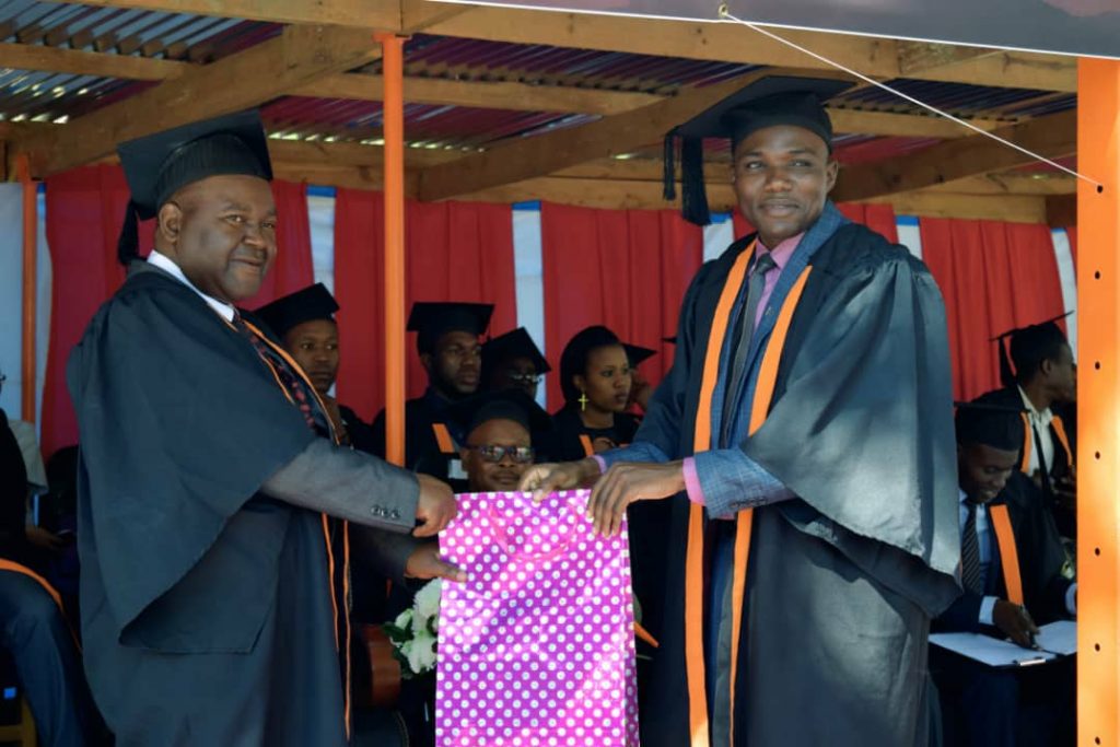 Mr Richard Hara (R) receives a token of appreciation from Bro Mfune